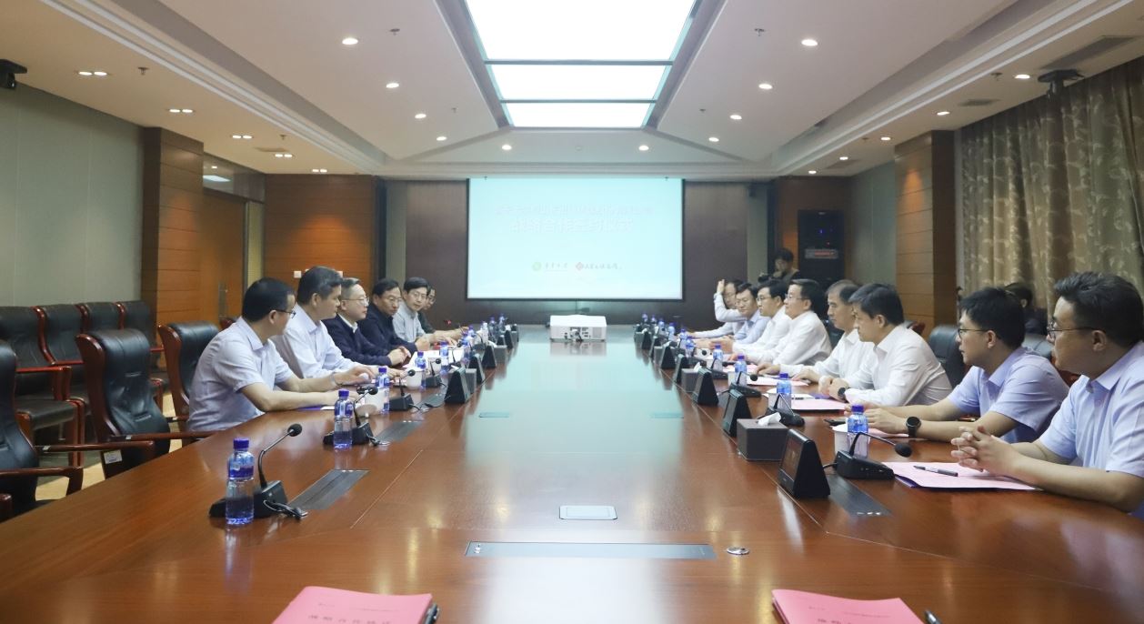 山东至尊国际集团党委书记、董事长刘文强与鲁东大学党委副书记、校长李合亮举行工作会谈并签署战略合作协议